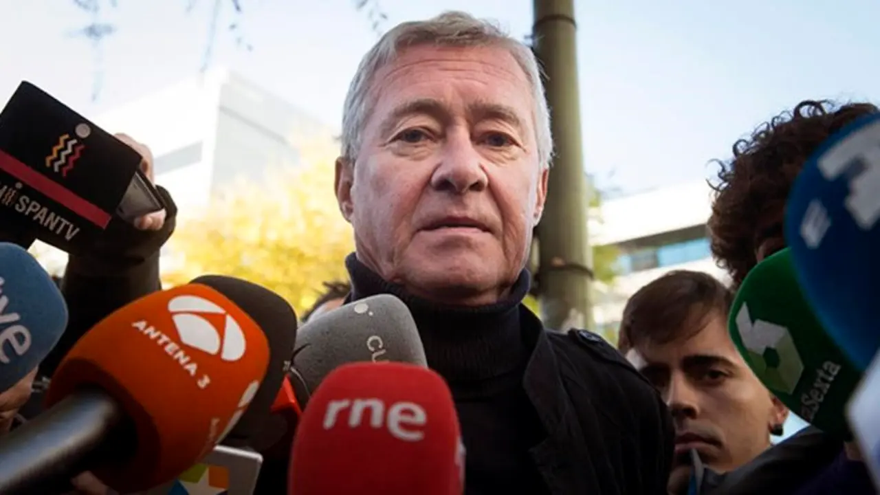 GRA028  MADRID  17 11 2016 - El exsecretario general de Alianza Popular Jorge Verstrynge es abordado por los periodistas a su llegada esta manana al Juzgado de lo Penal 13 de Madrid  donde es jugado hoy por su participacion en los incidentes ocurridos en la Puerta del Sol durante una protesta llevada a cabo tras la proclamacion de Felipe VI  hechos por los que se enfrenta a tres anos y medio de carcel  Jorge Verstrynge fue detenido junto a otras seis personas en unos incidentes ocurridos durante una manifestacion a favor de la Republica en la que tres agentes resultaron heridos  EFE Luca Piergiovanni