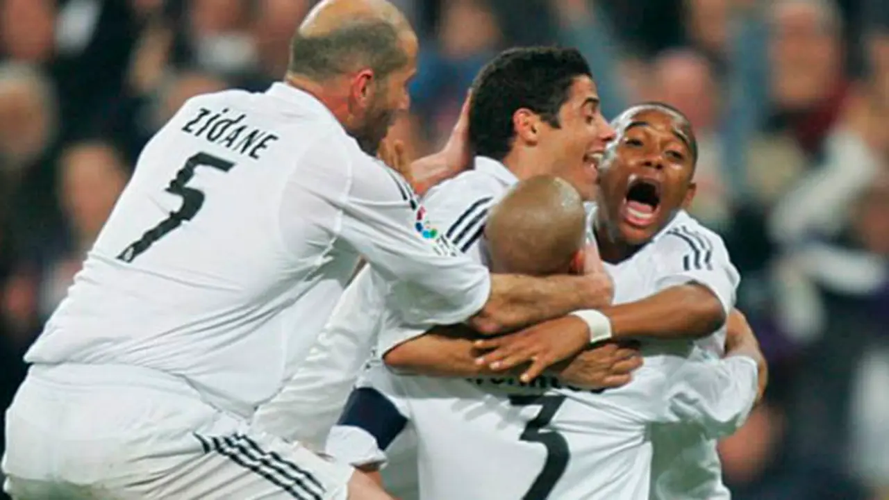 Madrid, SPAIN:  Real Madrid's French Zinedine Zidane (L), Brazilian Cicinho (2L), and Robinho (4L) celebrate the goal of Roberto Carlos (3L) against Zaragoza during their King's Cup ("Copa del Rey") semi-finals 2nd leg football match at Santiago Bernabeu Stadium in Madrid, 14 February 2006.  AFP PHOTO/ Pierre-Philippe MARCOU  (Photo credit should read PIERRE-PHILIPPE MARCOU/AFP/Getty Images)