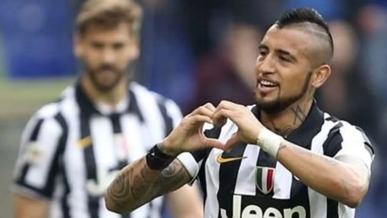 La Juventus de Turín consiguió el sábado su cuarto título consecutivo de la Serie A italiana, el primero con el entrenador Massimiliano Allegri, tras vencer por 1-0 a la Sampdoria. El jugador chileno de la Juventus Arturo Vidal celebra tras marcar un gol a la Sampdoria, en el estadio Marassi de Génova. 2 mayo 2015. REUTERS/Stefano Rellandini