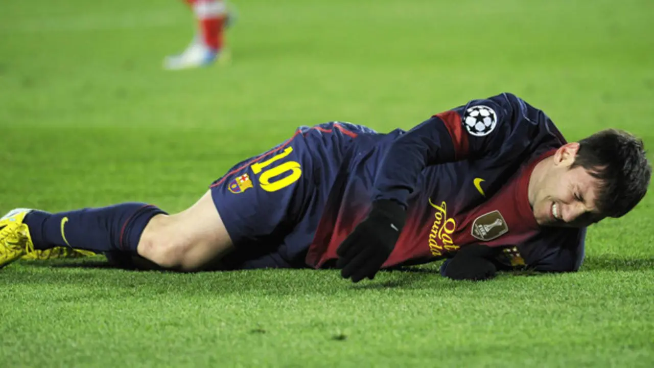 Barcelona's Lionel Messi reacts after picking up an injury while trying to score to goal against Benfica's goalkeeper Artur during their Champions League Group G soccer match at the Nou Camp stadium in Barcelona December 5, 2012.    REUTERS/Sergio Carmona(SPAIN - Tags: SPORT SOCCER TPX IMAGES OF THE DAY)