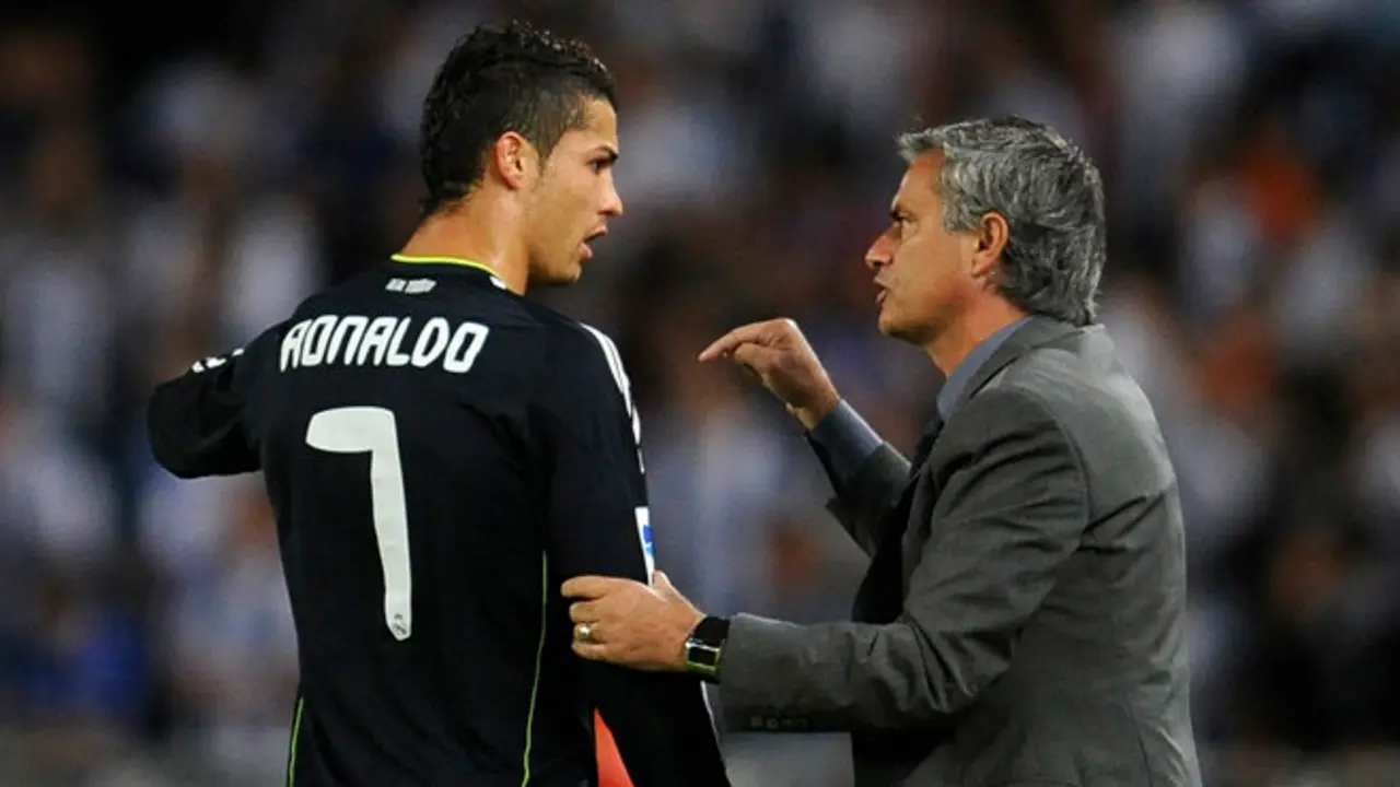 Real Madrid's coach Jose Mourinho gives instructions to Cristiano Ronaldo during their Spanish First Division soccer match against Real Sociedad at the Anoeta stadium in San Sebastian September 18, 2010. REUTERS/Felix Ordonez (SPAIN - Tags: SPORT SOCCER)