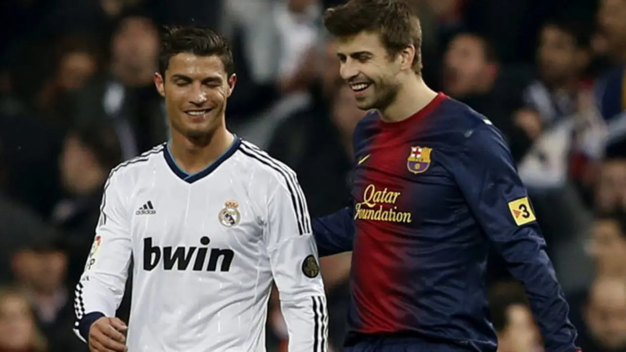 GRA553. MADRID, 30/01/2013.- El delantero portugués del Real Madrid, Cristiano Ronaldo (i), y el defensa del F. C. Barcelona, Gerard Piqué, durante el encuentro correspondiente a la ida de las semifinales de la Copa del Rey, que han disputado esta noche en el estadio Santiago Bernabéu, en Madrid. EFE / JuanJo Martín.
