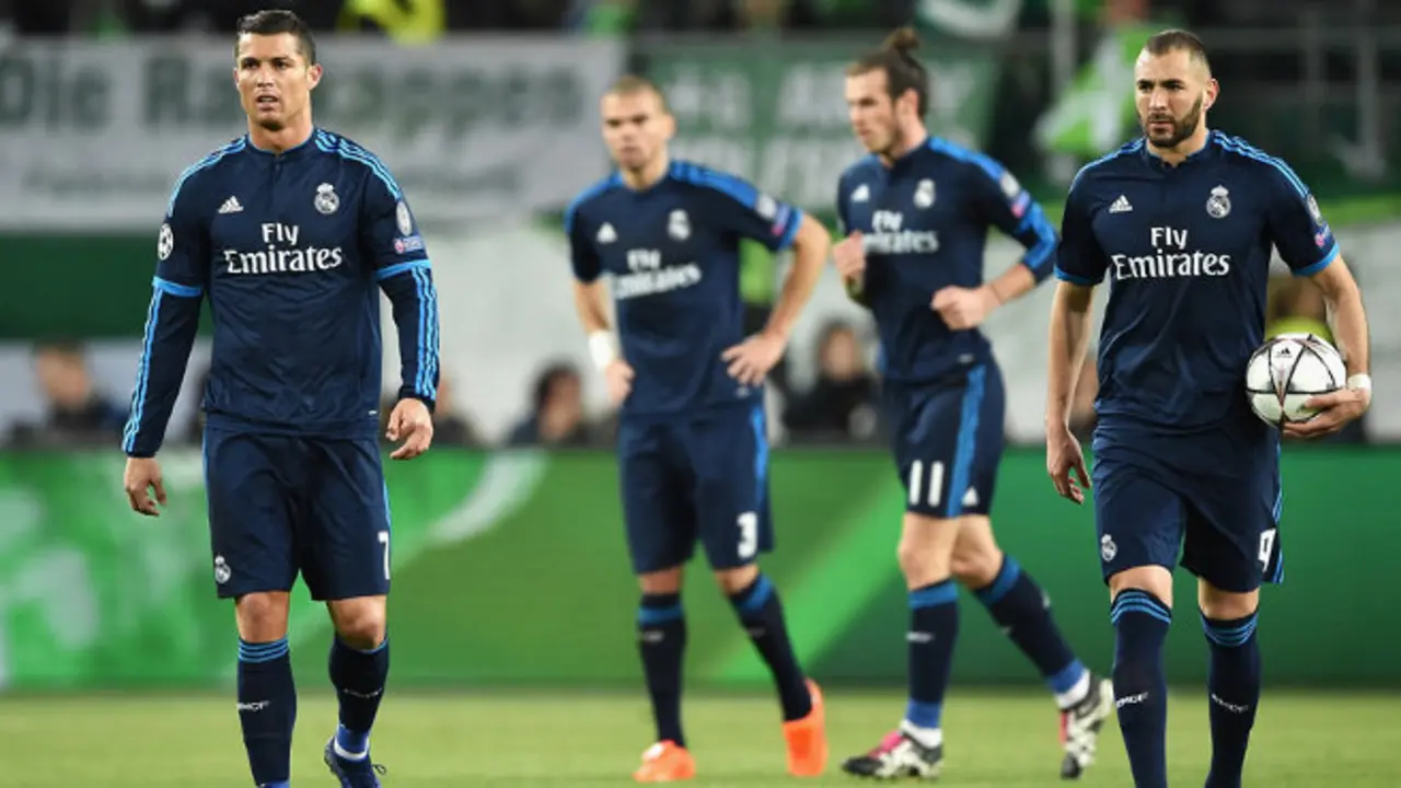 WOLFSBURG, GERMANY - APRIL 06:  Cristiano Ronaldo (L) and Karim Benzema (R) of Real Madrid  show their dejeciton after Wolfsburg's second goal during the UEFA Champions League Quarter Final First Leg match between VfL Wolfsburg and Real Madrid at Volkswagen Arena on April 6, 2016 in Wolfsburg, Germany.  (Photo by Stuart Franklin/Bongarts/Getty Images)