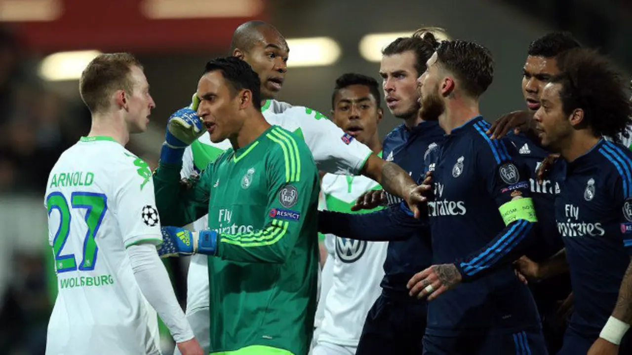 Real Madrid's Costa Rican goalkeeper Keylor Navas (2ndL) argues with Wolfsburg's midfielder Maximilian Arnold (L) during the UEFA Champions League quarter-final, first-leg football match between VfL Wolfsburg and Real Madrid on April 6, 2016 in Wolfsburg, northern Germany.  / AFP / RONNY HARTMANN        (Photo credit should read RONNY HARTMANN/AFP/Getty Images)