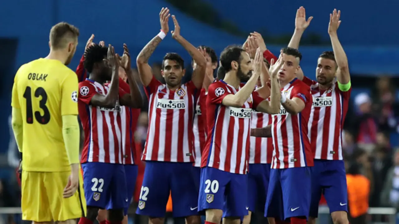 "Atletico Madrid's players acknowlege the crowd after the UEFA Champions League semi-final first leg football match Club Atletico de Madrid vs Bayern Munich at the Vicente Calderon stadium in Madrid on April 27, 2016. / AFP / CESAR MANSO        (Photo credit should read CESAR MANSO/AFP/Getty Images)"