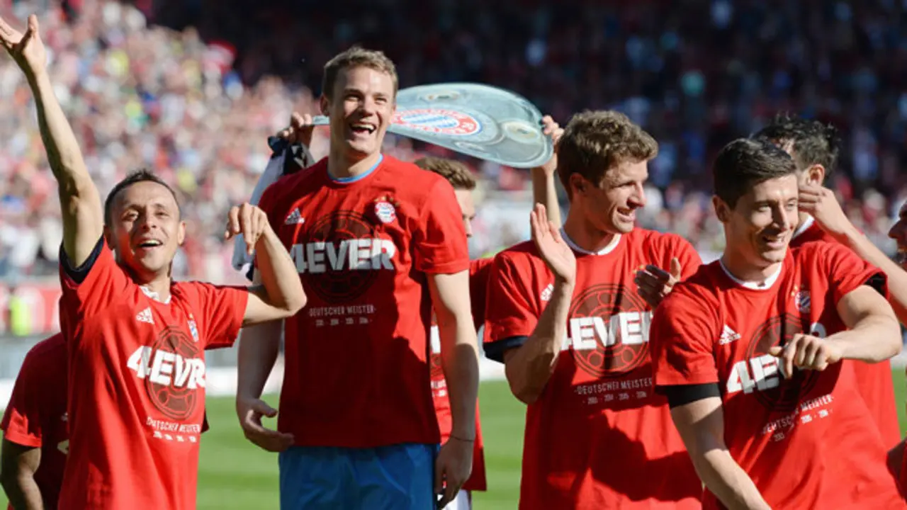 MUN812. Ingolstadt (Germany), 07/05/2016.- Munich players with Rafinha (L-R), Manuel Neuer, Thomas Mueller, Robert Lewandowski and Philipp Lahm celebrate the German Championships victory after German Bundesliga soccer match between FC Ingolstadt and Bayern Munich in Audi Sportpark inÊIngolstadt, Germany, 07 May 2016.  (EMBARGOÊCONDITIONS - ATTENTION - Due to the accreditation guidelines, the DFLÊonly permits the publication and utilisation of up to 15 pictures per match on the internet and in online media during the match) (Alemania) EFE/EPA/ANDREASÊGEBERT