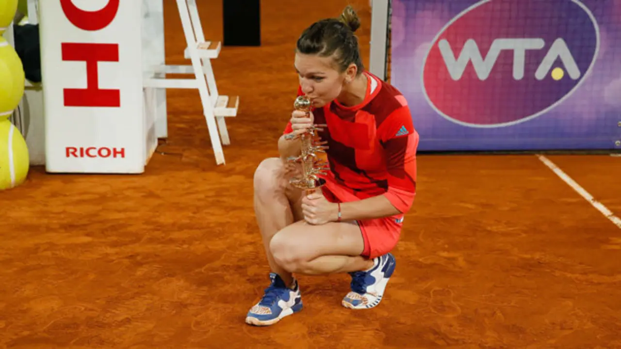 GRA415. MADRID, 07/05/2016.- La tenista rumana Simona Halep celebra la victoria contra la eslovaca Dominika Cibulkova por 6-2 y 6-4 en la final femenina del torneo de tenis de Madrid que se disputa en la Caja Mgica. EFE/Chema Moya