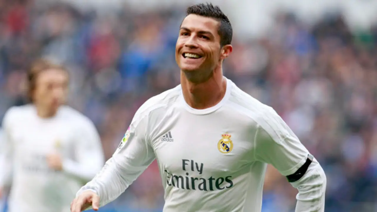 GRA277. A CORUA, 14/05/2016.- El delantero portugus del Real Madrid Cristiano Ronaldo celebra el primer gol marcado ante el Deportivo, durante el partido de la 38 y ltima jornada de Liga de Primera Divisin que se juega tarde en el estadio de Riazor, en A Corua. EFE/Cabalar