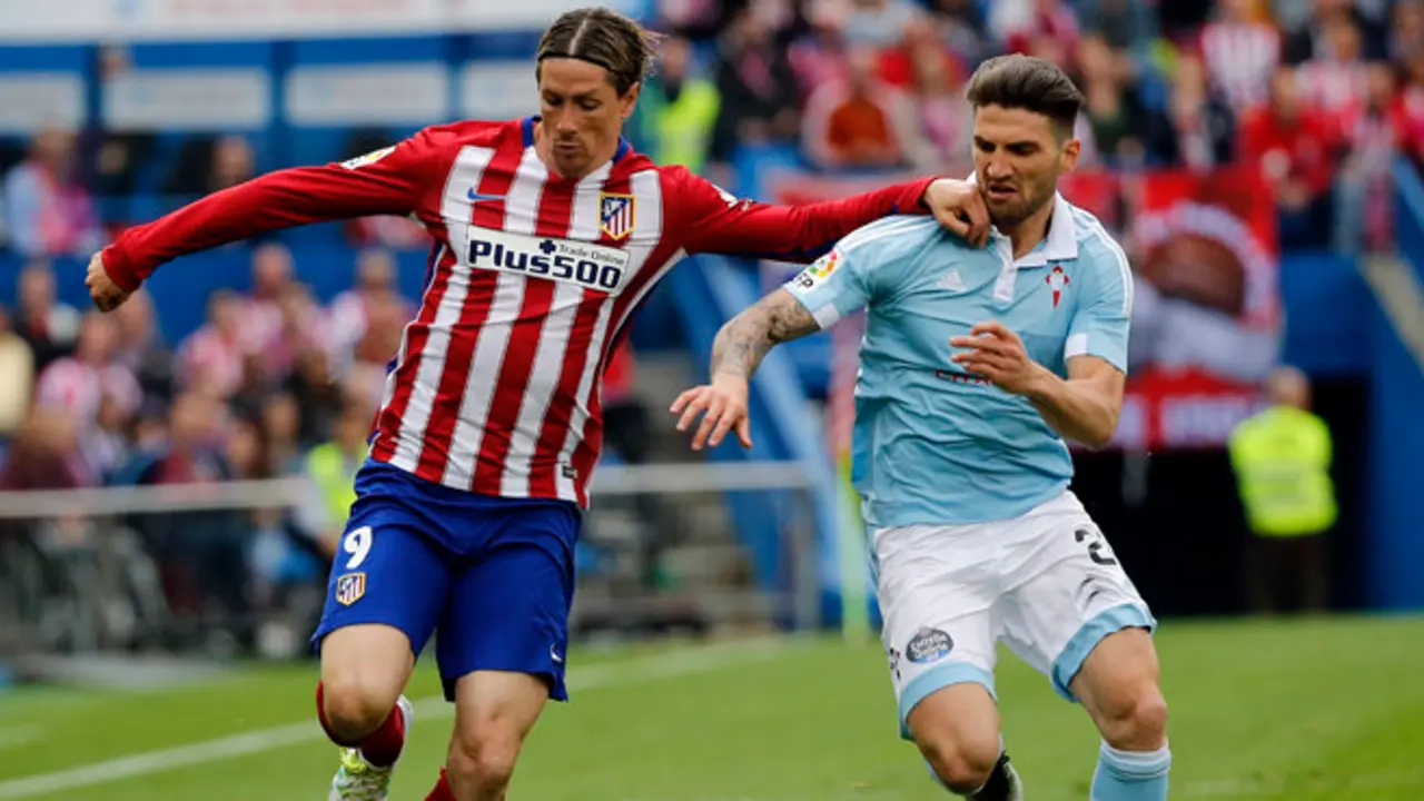 GRA363. MADRID, 14/05/2016.- El delantero del Atltico de Madrid, Fernando Torres (i), controla la pelota ante la oposicin del defensa del Celta de Vigo, Carles Planas (d), durante el partido de la 38¼ y ltima jornada de Liga de Primera Divisin disputado en el estadio Vicente Caldern. EFE/Mariscal