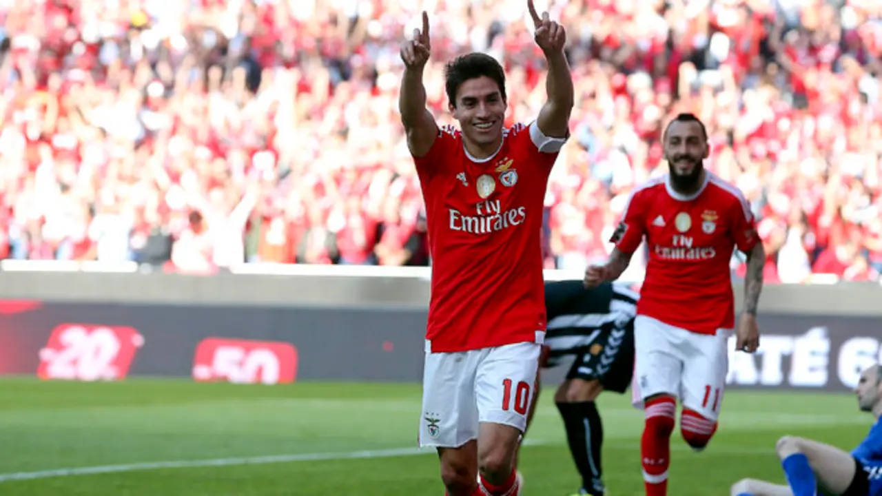 . Lisbon (Portugal), 15/05/2016.- Benfica's player Nico Gaitan (L) jubilating after scoring a goal against Nacional da Madeira during the Portuguese First League soccer match held at Luz Stadium, Lisbon, Portugal, 15th May 2016. (Lisboa) EFE/EPA/TIAGO PETINGA