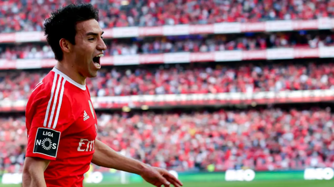 AC. Lisbon (Portugal), 15/05/2016.- Benfica«s player Nico Gaitan celebrates the scoring of a goal against Nacional da Madeira during the Portuguese First League soccer match held at Luz stadium in Lisbon, Portugal, 15th May 2016. (Lisboa) EFE/EPA/ANTONIO COTRIM