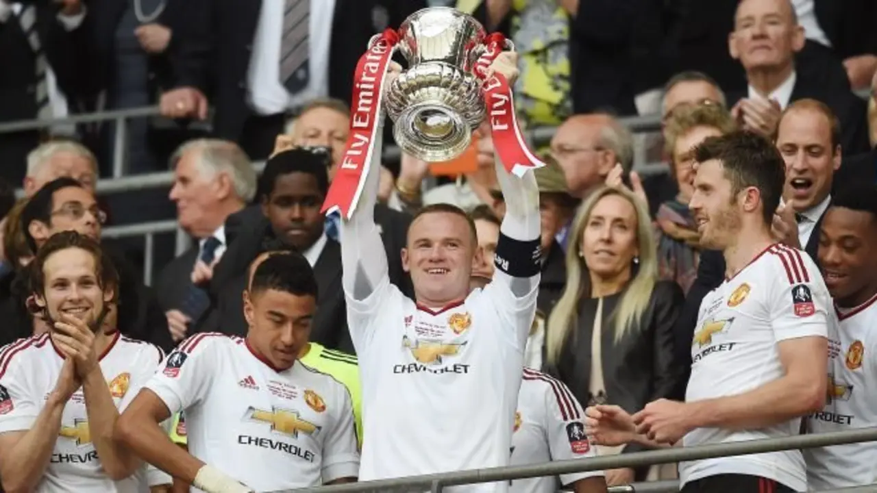 FA004. London (United Kingdom), 09/01/2014.- Manchester United's Wayne Rooney (C) lifts the trophy as he and his teammates celebrate after winning the English FA Cup final between Crystal Palace and Manchester United at Wembley in London, Britain, 21 May 2016. (Londres) EFE/EPA/ANDY RAIN EDITORIAL USE ONLY. No use with unauthorized audio, video, data, fixture lists, club/league logos or 'live' services. Online in-match use limited to 75 images, no video emulation. No use in betting, games or single club/league/player publications