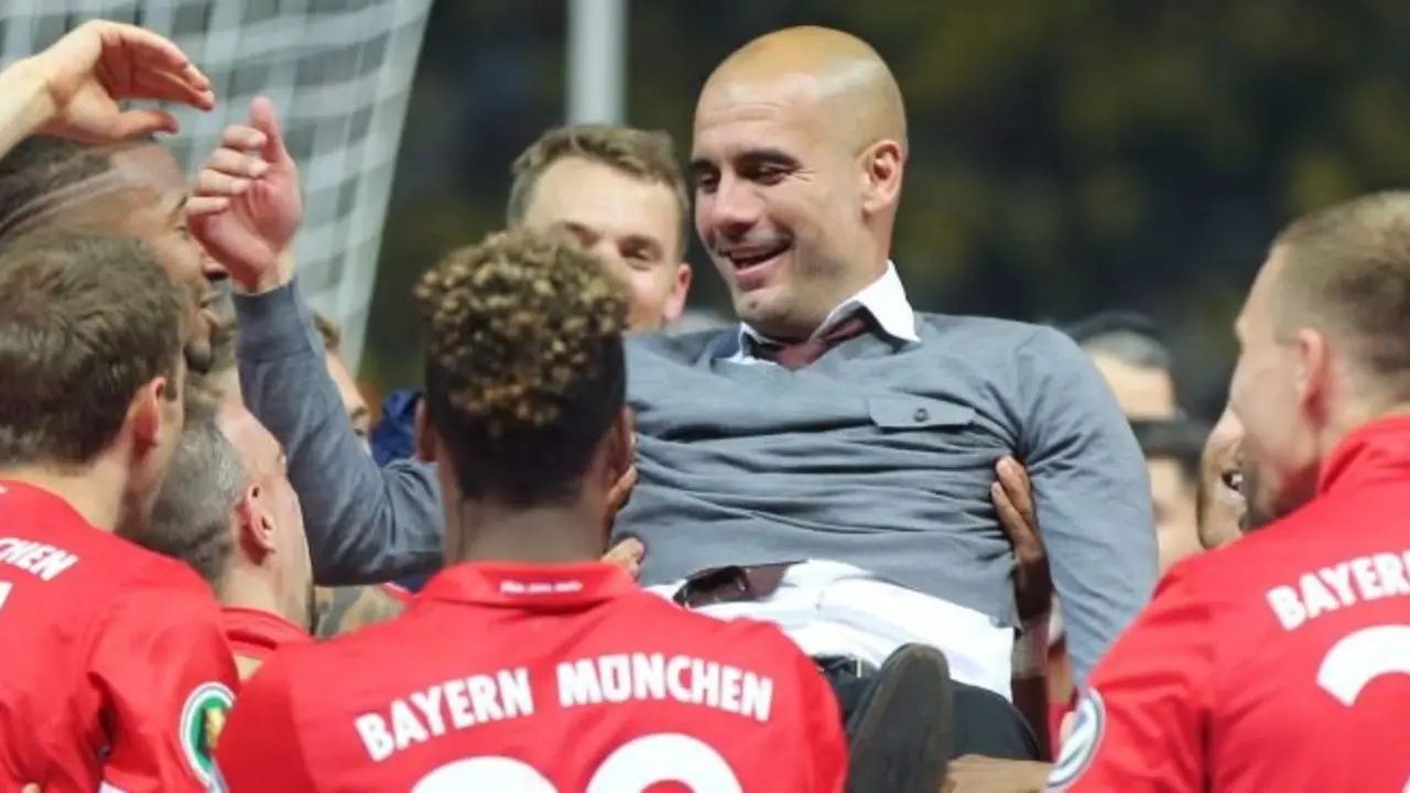 DFB001. Berlin (Germany), 21/05/2016.- Munich's coach Josep Guardiola (C) celebrates with his team after winning the German DFB Cup final soccer match between Bayern Munich and Borussia Dortmund at the Olympic Stadium in Berlin, Germany, 21 May 2016. 
(EMBARGO CONDITIONS - ATTENTION: The DFB prohibits the utilisation and publication of sequential pictures on the internet and other online media during the match (including half-time). ATTENTION: BLOCKING PERIOD! The DFB permits the further utilisation and publication of the pictures for mobile services (especially MMS) and for DVB-H and DMB only after the end of the match.) (Alemania) EFE/EPA/KAY NIETFELD