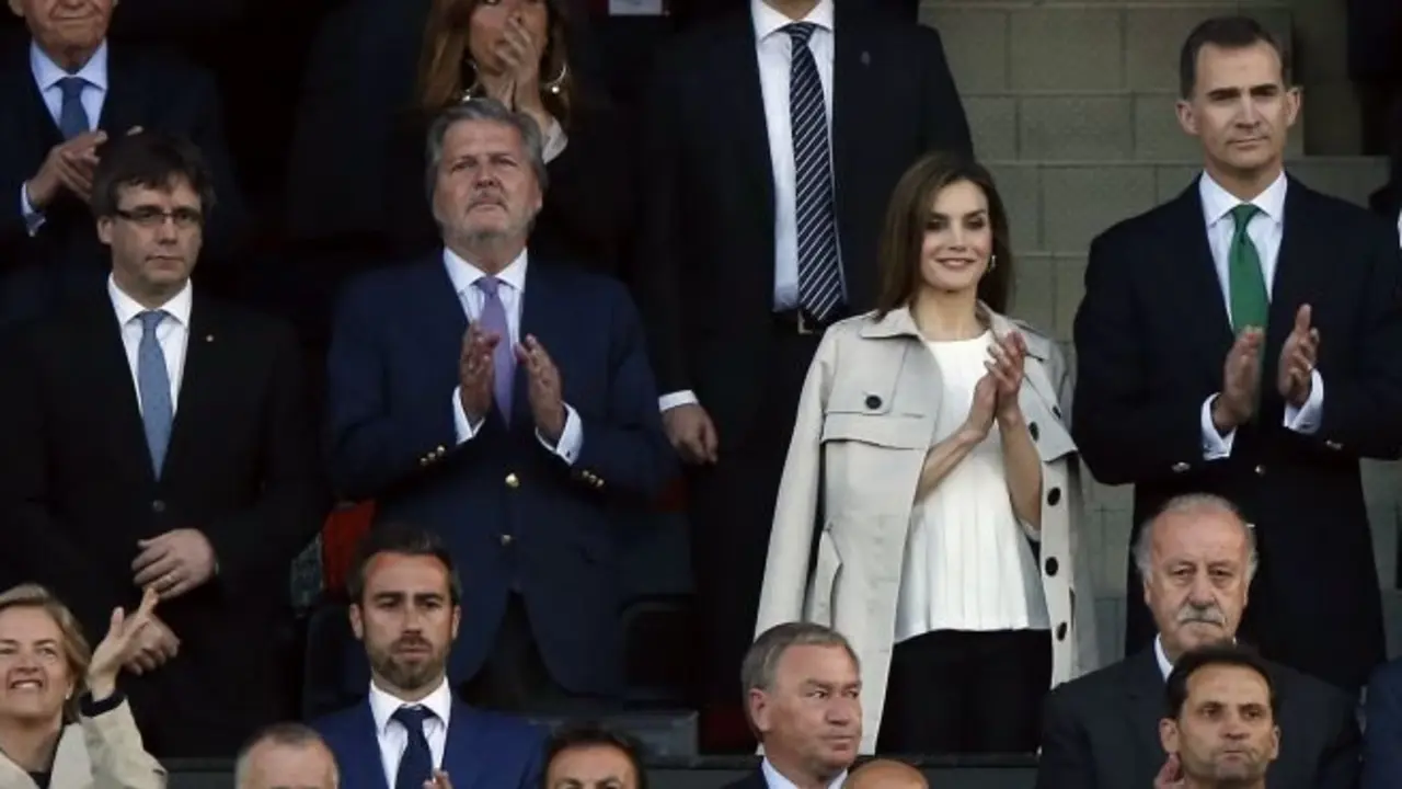 GRA254. MADRID, 22/05/2016.- Los Reyes de España, junto al presidente de la Generalitat, Carles Puigdemont (i) y el ministro de Educación, Cultura y Deporte, Íñigo Méndez de Vigo (2i), y demás autoridades, presiden la final de la Copa del Rey que el Sevilla y el Barcelona disputan esta noche en el estadio Vicente Calderón. EFE/Juan Carlos Hidalgo