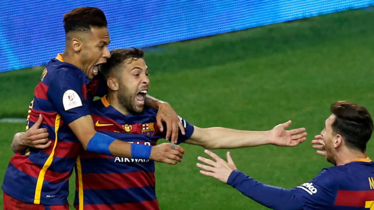 GRA369. MADRID, 22/05/2016.- EL jugador del FC Barcelona Jordi Alba,c, es felicitado por Neymar,iz, y Leo Mesi,d, tras marcar el 1-0 para su equipo en la prrroga de la final de la Copa del Rey que el Barcelona y el Sevilla disputan esta noche en el estadio Vicente Caldern, en Madrid. EFE/Chema Moya