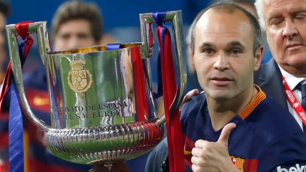 GRA454. MADRID, 22/05/2016.- El capitn del FC Barcelona Andrs Iniesta celebra con el trofeo la consecucin de la Copa del Rey tras vencer en la final al Sevilla FC por 2-0, esta noche en el estadio Vicente Caldern, en Madrid. EFE/Juan Carlos Hidalgo
