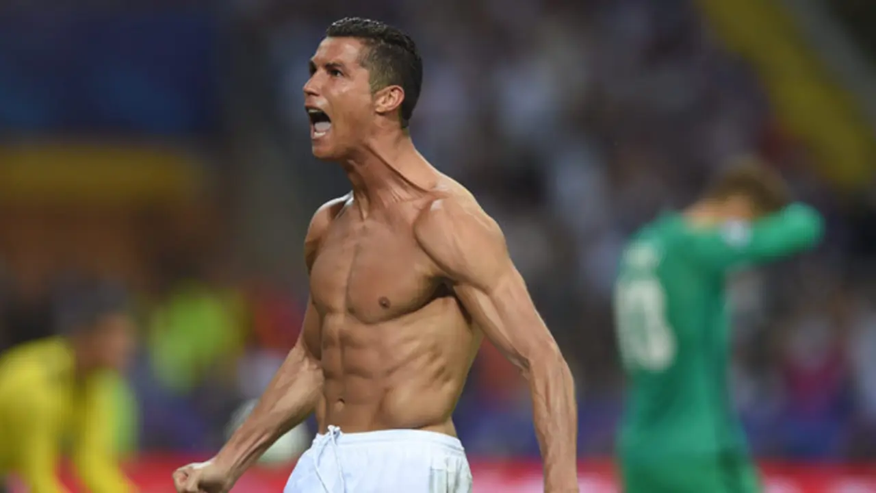 . Milan (Italy), 28/05/2016.- Real's Cristiano Ronaldo celebrates after scoring during the penalty shootout of the UEFA Champions League Final between Real Madrid and Atletico Madrid at the Giuseppe Meazza stadium in Milan, Italy, 28 May 2016. (Liga de Campeones, Italia) EFE/EPA/PETER POWELL
