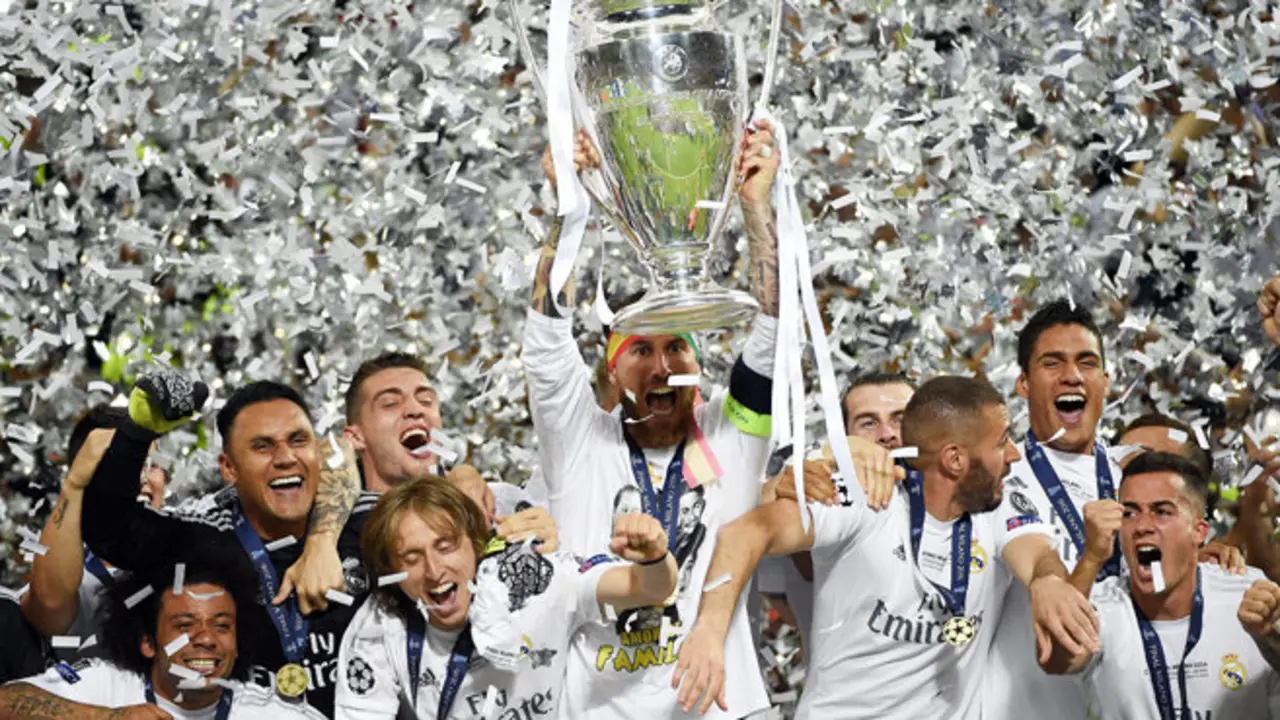 . Milan (Italy), 28/05/2016.- Captain Sergio Ramos of Real Madrid lifts the trophy after Real Madrid won the UEFA Champions League final between Real Madrid and Atletico Madrid at the Giuseppe Meazza Stadium in Milan, Italy, 28 May 2016. (Liga de Campeones, Italia) EFE/EPA/DANIEL DAL ZENNARO