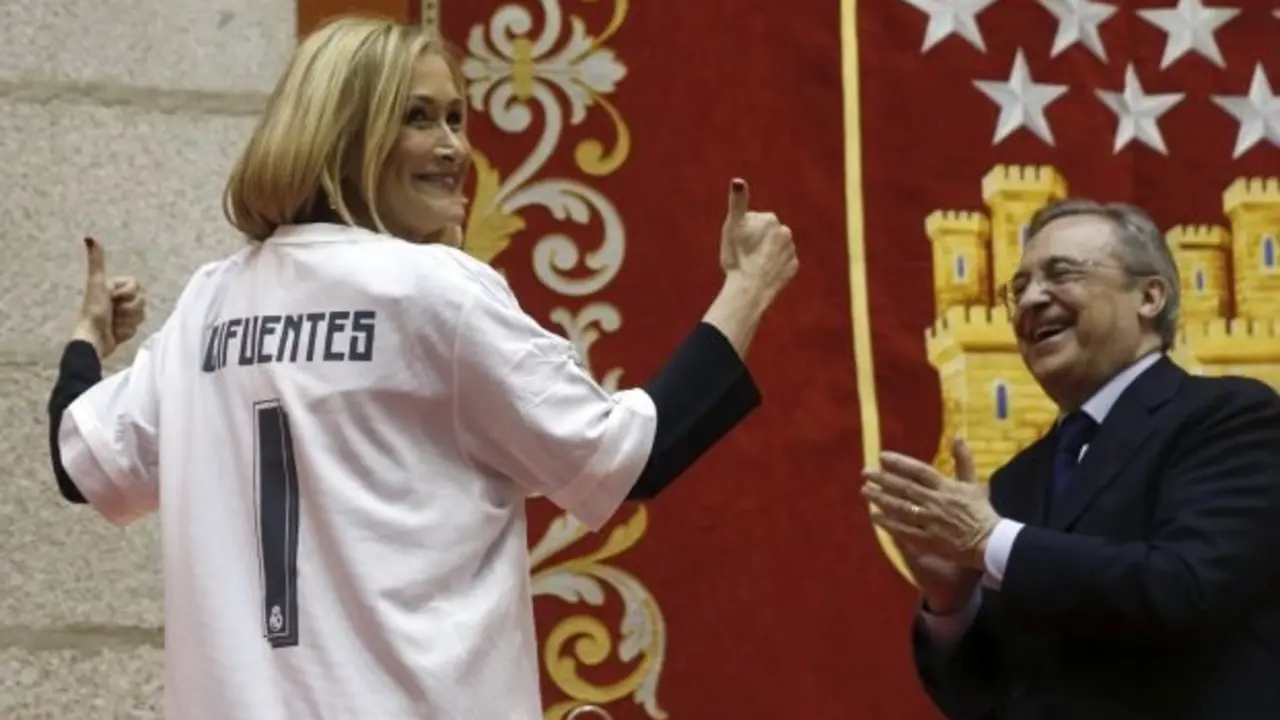 GRA375. MADRID, 29/05/2016.- El presidente del Real Madrid, Florentino Pérez, y la presidenta de la Comunidad de Madrid, Cristina Cifuentes, vestida con una camiseta del equipo, durante la celebración hoy en la sede de la Comunidad, en la Puerta del Sol, del título de la Liga de Campeones logrado ayer por el club blanco tras imponerse en la final al Atlético de Madrid en Milán. EFE/J. J. Guillén