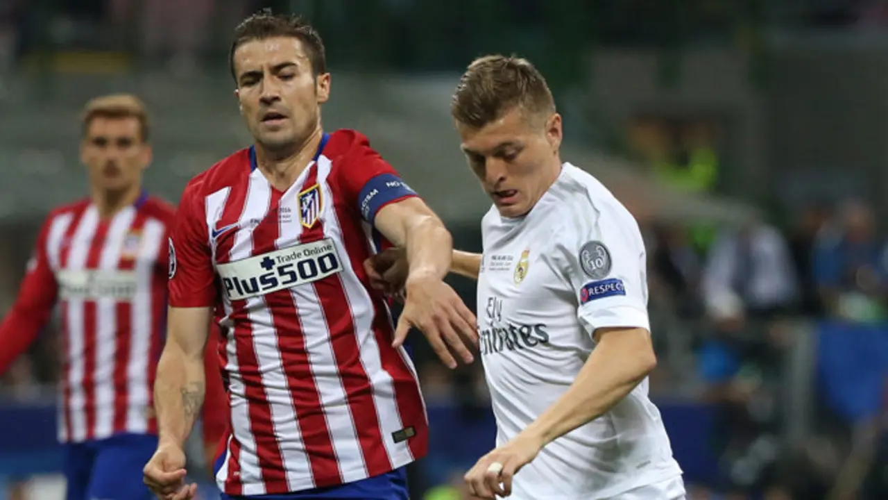 . Milan (Italy), 28/05/2016.- Real Madrid player Toni Kroos (R) in action with Atletico's Gabi during the UEFA Champions League Final 2016 between Real Madrid and Atletico Madrid at the Giuseppe Meazza stadium in Milan, Italy, 28 May 2016. (Liga de Campeones, Italia) EFE/EPA/OLIVER WEIKEN