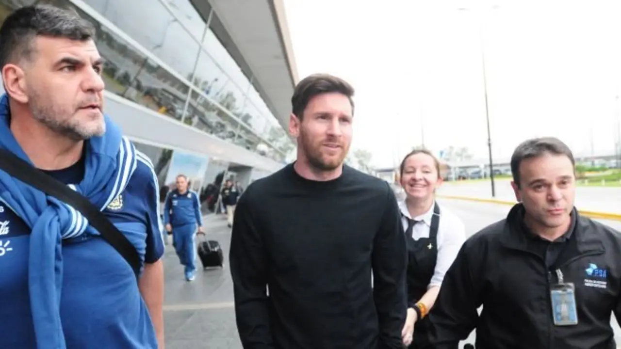 BAS001. ROSARIO (ARGENTINA) 28/05/2016.- El jugador de la selección argentina Lionel Messi llega hoy, sábado 28 de mayo de 2016, al aeropuerto de la ciudad de Rosario (Argentina). El cuerpo médico de la selección argentina informó hoy que Lionel Messi "está mejor" de la contusión que sufrió anoche durante el amistoso que disputó la Albiceleste contra Honduras, por lo que podrá viajar a Barcelona este domingo para declarar en una causa por supuesta evasión fiscal. EFE/TELAM/Jose Granata