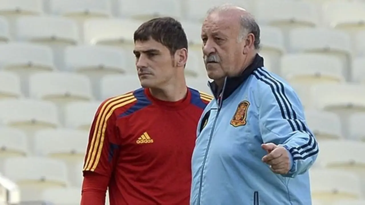 FORTALEZA, BRAZIL - JUNE 26:  Head coach Spain Vicente Del Bosque (R) and Iker Casillas during Spain training at Estadio Castelao on June 26, 2013 in Fortaleza, Brazil.  (Photo by Claudio Villa/Getty Images)