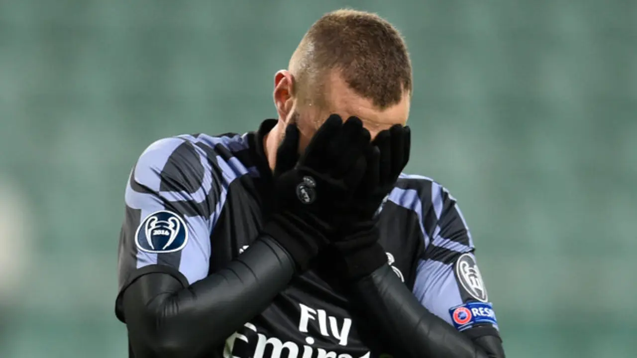 Real Madrid's French forward Karim Benzema reacts after Warsaw scored the 2-2 equalizer during the UEFA Champions League group F football match Legia Warsaw vs Real Madrid CF in Warsaw, Poland on November 2, 2016. / AFP / ODD ANDERSEN        (Photo credit should read ODD ANDERSEN/AFP/Getty Images)