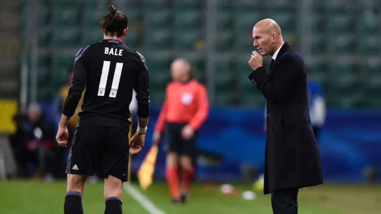 Real Madrid's French coach Zinedine Zidane (R) gives instructions to Real Madrid's Welsh forward Gareth Bale during the UEFA Champions League group F football match Legia Warsaw vs Real Madrid CF in Warsaw, Poland on November 2, 2016. / AFP / ODD ANDERSEN        (Photo credit should read ODD ANDERSEN/AFP/Getty Images)