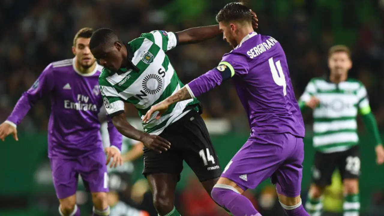 Sporting's midfielder William de Carvalho (C) vies with Real Madrid's defender Sergio Ramos (L) during the UEFA Champions League football match Sporting CP vs Real Madrid CF at the Jose Alvalade stadium in Lisbon on November 22, 2016. / AFP / PATRICIA DE MELO MOREIRA        (Photo credit should read PATRICIA DE MELO MOREIRA/AFP/Getty Images)