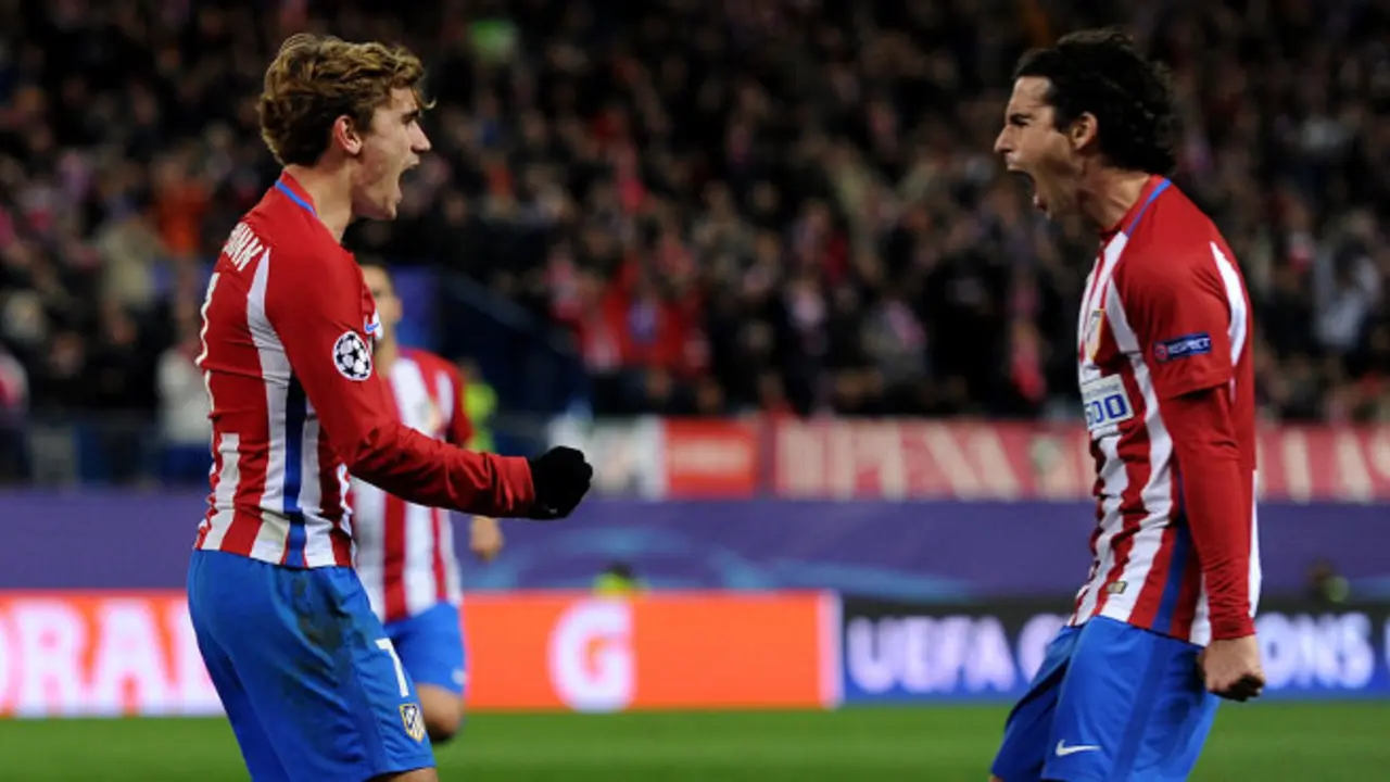 MADRID, SPAIN - NOVEMBER 23:  Antoine Griezmann of Atletico Madrid (L) celebrates scoring his sides second goal with Tiago of Atletico Madrid (R) during the UEFA Champions League Group D match between Club Atletico de Madrid and PSV Eindhoven at Vicente Calderon Stadium on November 23, 2016 in Madrid, Spain.  (Photo by Denis Doyle/Getty Images)