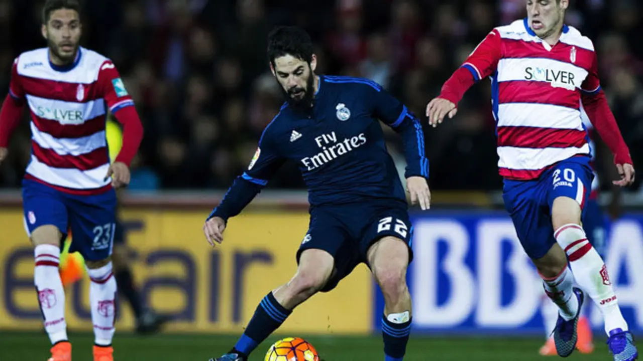 GRANADA, SPAIN - FEBRUARY 07:  Francisco Roman Alarcon alias Isco of Real Madrid CF competes for the ball with Ruben Perez (R) of Granada CF and his teammate Ruben Rochina (L) during the La Liga match between Granada CF and Real Madrid CF at Estadio Nuevo Los Carmenes on February 7, 2016 in Granada, Spain.  (Photo by Gonzalo Arroyo Moreno/Getty Images)