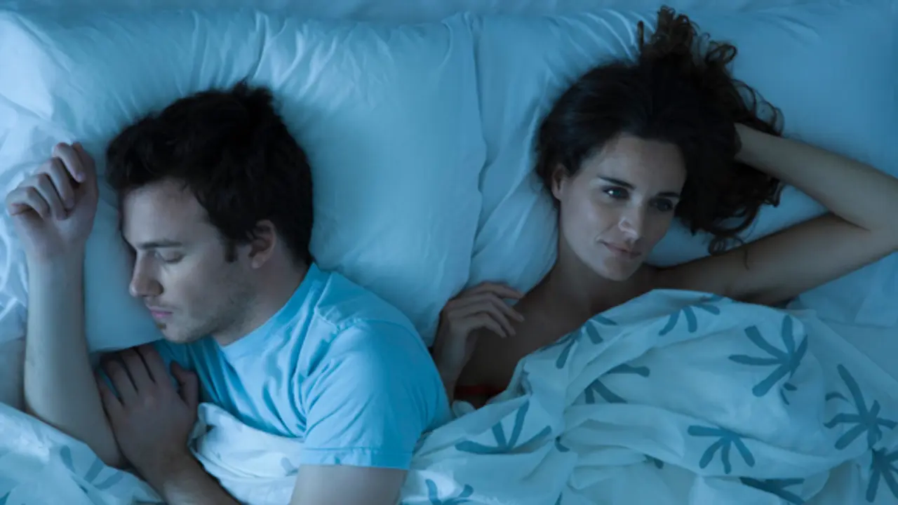 Couple lying together in bed, woman restlessly awake looking away 

pareja mujer reflexion cama mujeres parejas camas esposa marido adulto joven adulto hombre 25-29 aÒos 35-39 aÒos dos personas mujer medianamente adulta hombre joven adulto de edad media solo adultos caucasico sueÒo ensueÒo insomnio vida domestica ropa de cama almohada matutino dormitorio interior noche argentina buenos aires dormir complice pensar fantasioso pensativa lado a lado dormido de espalda mirar para otro lado tomarse la cabeza de lado agitada dos picado vista elevada imagen a color problema imaginar imaginarse fantasear iluso soÒador durmiendo sueÒos adultos hombres matinal almohadas dormitorios maridos complices pensando ensueÒos fantasiosos fantasiosa fantasiosas pensativas juntos vida casera anhelar ansiar vano fatuo anhelos ansias imaginaciones fantasias ilusos soÒadores problemas suenos suenios fantaciosos