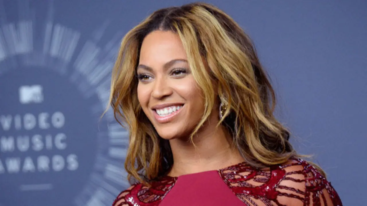 Signer Beyonce poses with the video vanguard award backstage at the 2014 MTV Video Music Awards at the Forum in Inglewood, California on August 24, 2014.