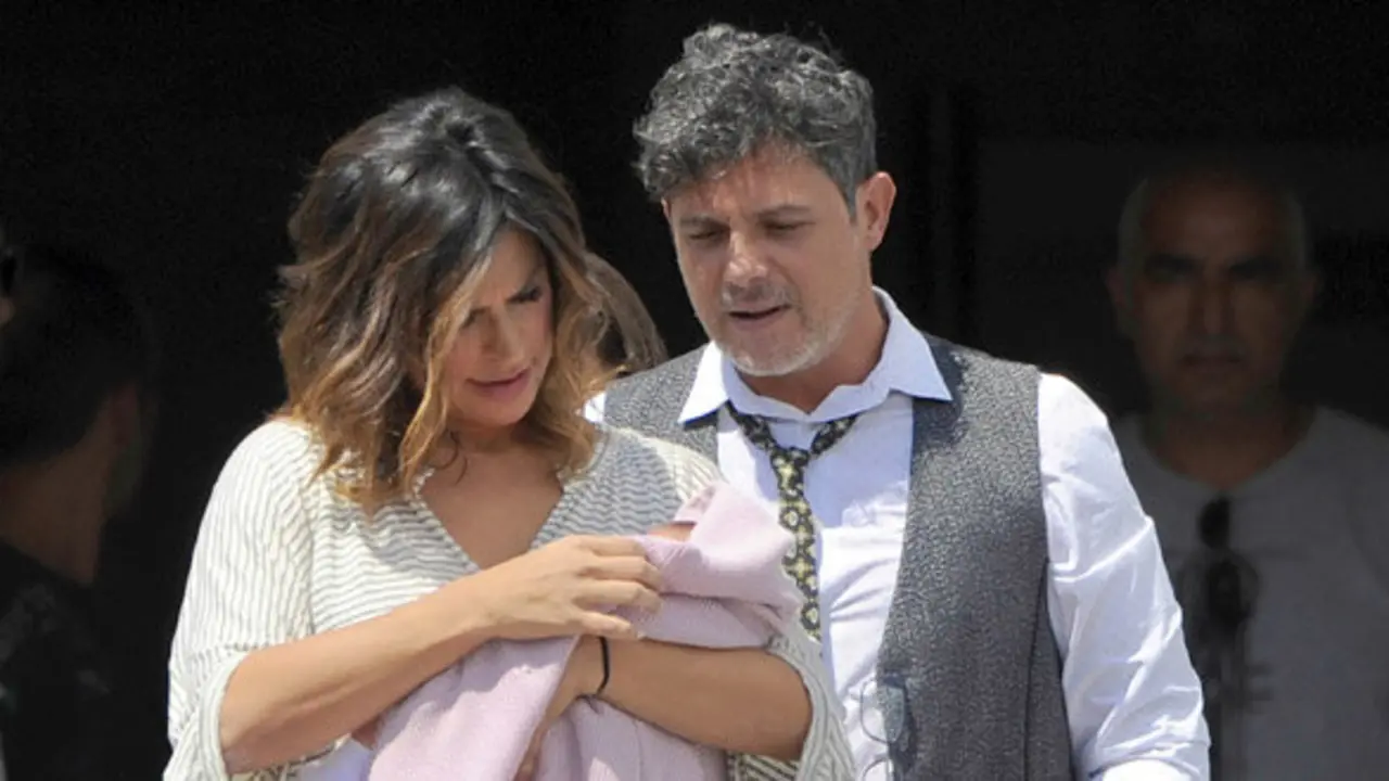 EL CANTANTE ALEJANDRO SANZ Y RAQUEL PERERA DURANTE LA PRESENTACION ANTE LOS MEDIOS DE SU HIJA ALMA SANZ
28/07/2014
MADRID
