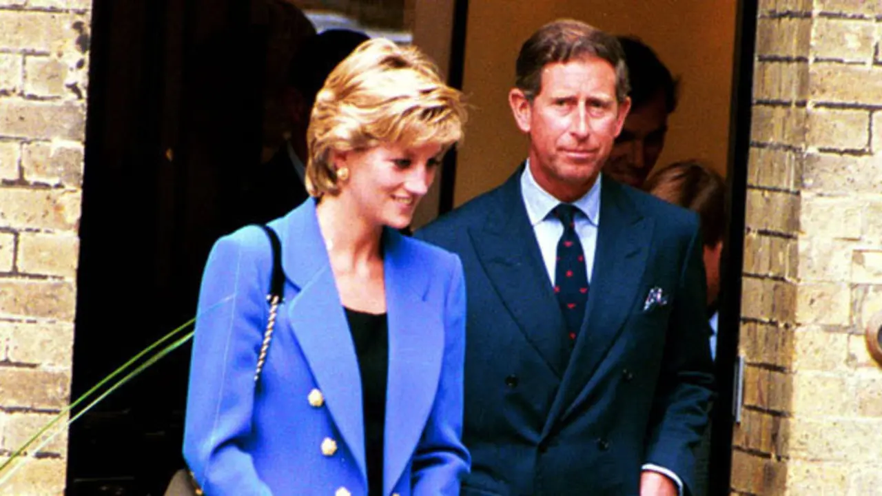 LOS PRINCIPES DE GALES DIANA Y CARLOS DE INGLATERRA DURANTE UN ACTO PUBLICO EN LA DECADA DE 1990