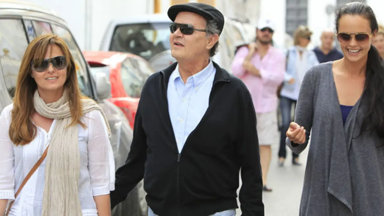 EL CANTANTE ANTONIO MORALES JUNIOR CON SUS HIJAS LA ACTRIZ CARMEN MORALES Y LA CANTANTE SHAILA DURCAL PASEANDO POR LAS CALLES DE IBIZA
01/05/2011
IBIZA