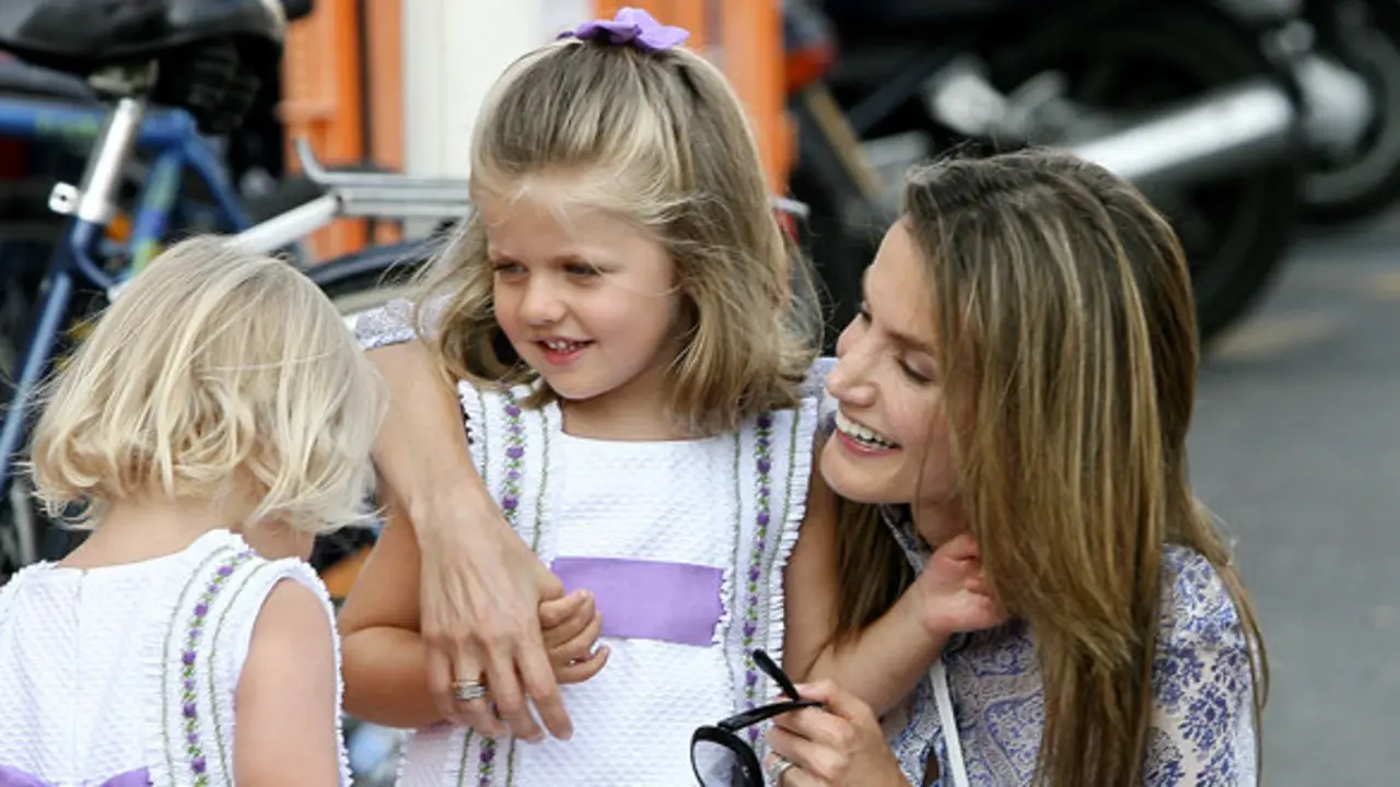 LA PRINCESA DE ASTURIAS LETIZIA ORTIZ Y SUS HIJAS LAS INFANTAS LEONOR Y SOFIA DE BORBON EN MALLORCA
PALMA DE MALLORCA 08/08/2009
