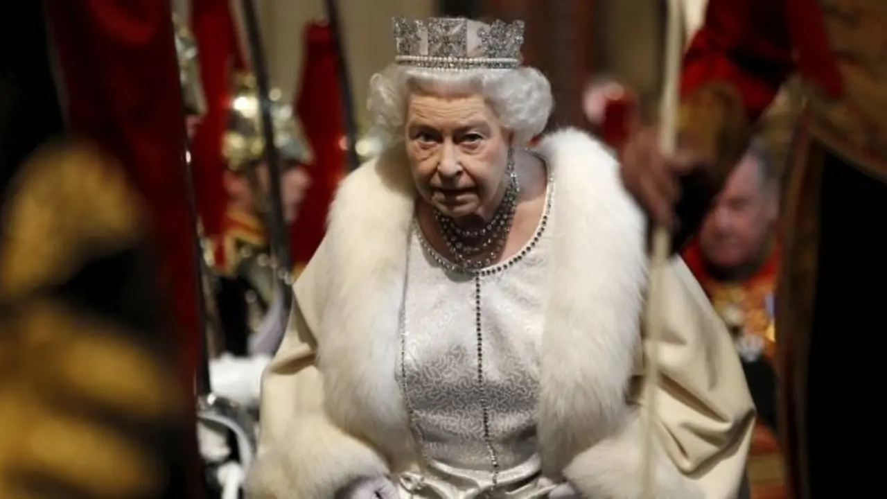 Britain's Queen Elizabeth arrives at the Norman Porch of the Palace of Westminster for the State Opening of Parliament, London in this May 9, 2012 file photo. The Queen is expected to become the longest serving British monarch on September 9, 2015. She will pass the record set by her great-great-grandmother Queen Victoria with more than 63 years on the throne.  REUTERS/Suzanne Plunkett   FROM THE FILES PACKAGE "LONG LIVE THE QUEEN"SEARCH "LONG LIVE QUEEN" FOR ALL 23 IMAGES