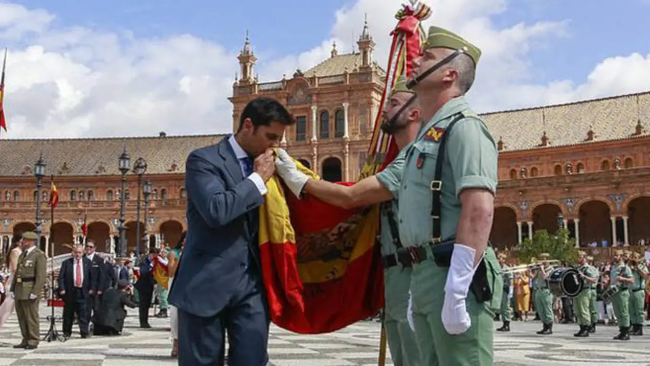 SEVILLA. 13-MAYO-2017. El sábado día 13 de mayo a las 11:00 horas y presidido por el Teniente General Juan Gomez de Salazar Minguez, Jefe de la Fuerza Terrestre, tiene  lugar en la Plaza de España de la ciudad de Sevilla una importante ceremonia castrense enmarcada en una gran parada militar. Se trata del juramento o promesa ante la enseña nacional realizado por mas de 2000 hombres y mujeres, ciudadanos de toda condicion que han decidido proclamar publicamente su amor a España y su compromiso con la defensa nacional besando su bandera, FRANCISCO RIVERA.  FOTO : RAUL DOBLADO. ARCHSEV