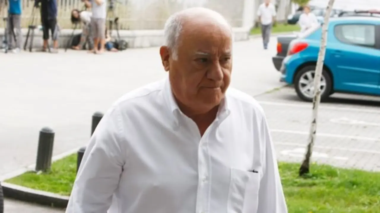 EL EMPRESARIO AMANCIO ORTEGA DURANTE EL ENTIERRO DE ROSALIA MERA EN LA CORUÑA
16/08/2013
LA CORUÑA