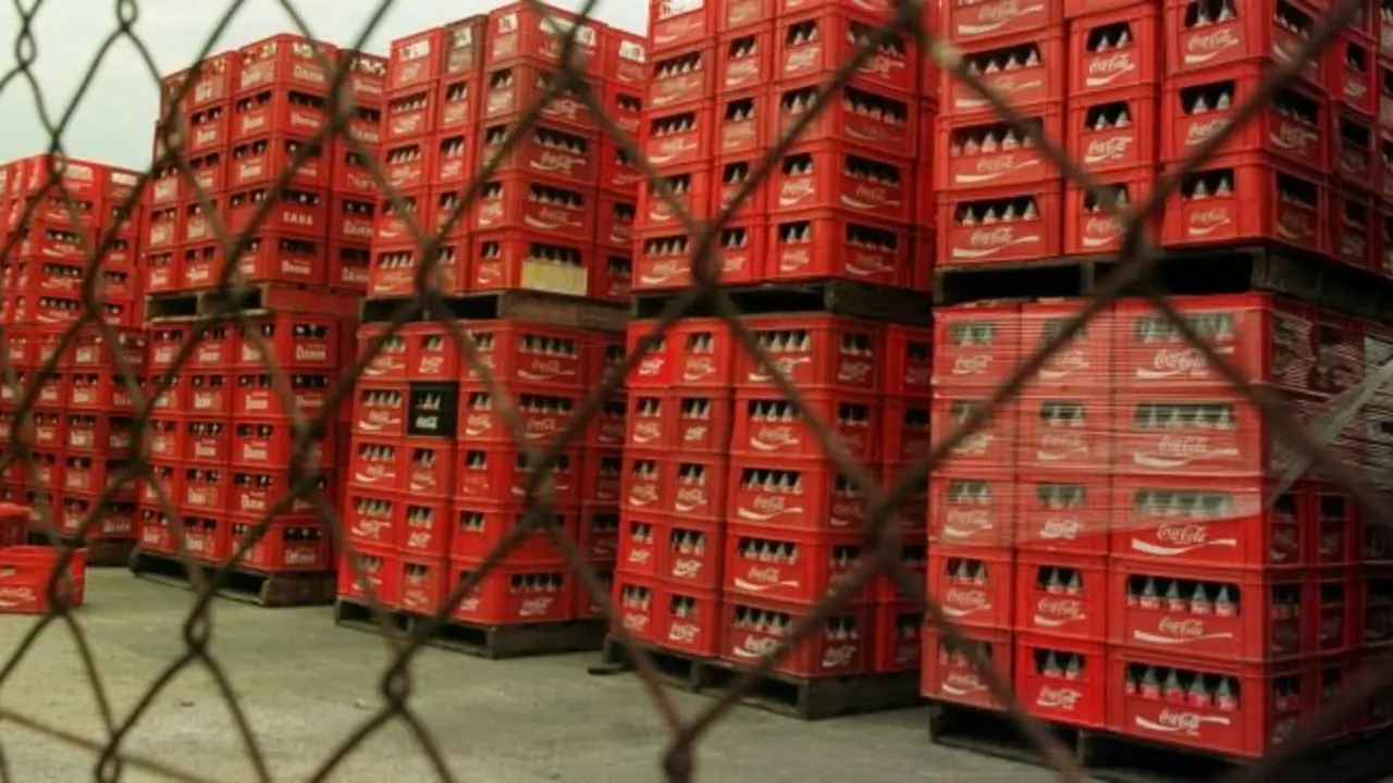 GI-02 SANT JULIA DE RAMIS (GIRONA) CAJAS DE COCA COLA EN EL ALMACEN DE DISTRIBUCION DE LA FIRMA DARNES, DONDE PRESUNTAMENTE SE DISTRIBUYERON BOTELLAS DE ESE REFRESCO FABRICADAS EN BELGICA. EFE/PERE DURAN