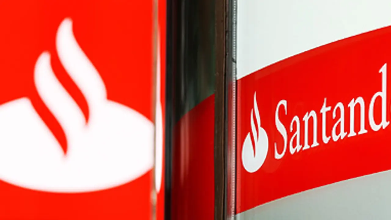 (FILES) An Abbey Santander bank branch is pictured in the City of London, on October 8, 2008.  Europe's second biggest bank Santander will slash 1,900 jobs at its three British subsidiaries next year, the Spanish group said on December 12, 2008 as it seeks to implement planned cost cuts. The losses, which amount to about eight percent of Santander's British workforce, will affect lenders Abbey, Alliance and Leicester, and Bradford and Bingley. 
AFP PHOTO/FILES/Leon Neal BRITAIN-FINANCE-BANKING-SANTANDER