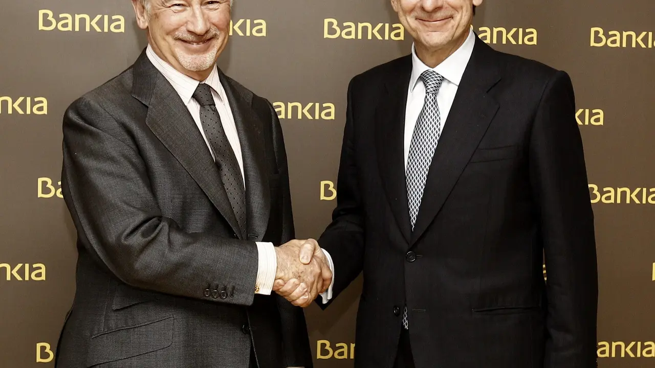 ECO23. MADRID, 09/05/2012.-El nuevo presidente de Bankia, José Ignacio Goirigolzarri (d), que sustituye en el puesto a Rodrigo Rato (i), dijo hoy, 9 de mayo de 2012, que asume la presidencia del banco con el reto de hacer la entidad "más fuerte, rentable y potente". EFE/Ballesteros ***POOL***