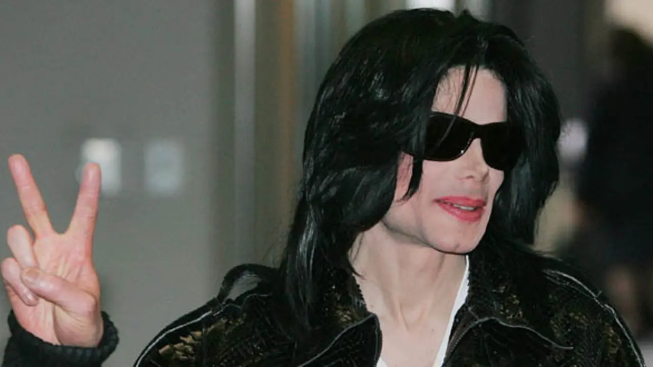 U.S. pop star Michael Jackson flashes a V-sign to Japanese media upon his arrival at Narita international airport, near Tokyo, Sunday, March 4, 2007. Smiling and waving to screaming fans, Michael Jackson arrived in Japan on Sunday for his second visit in recent years for a party where those paying US$3,500 a ticket get to spend 30 seconds with the pop icon. (AP Photo/Itsuo Inouye)© RADIAL PRESS