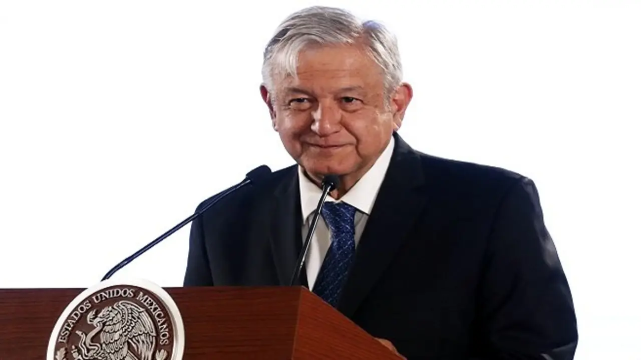 90319006. México, 19 Mar 2019 (Notimex- Arturo Monroy).- En su conferencia de prensa matutina, el presidente Andrés Manuel López Obrador firmó este martes un compromiso de no reelección, con el que dejó en claro que se apegará a lo que establece la Constitución mexicana y dejará el cargo en 2014, una vez que concluya su mandato.
NOTIMEX/FOTO/ARTURO MORNOY/AMH/POL