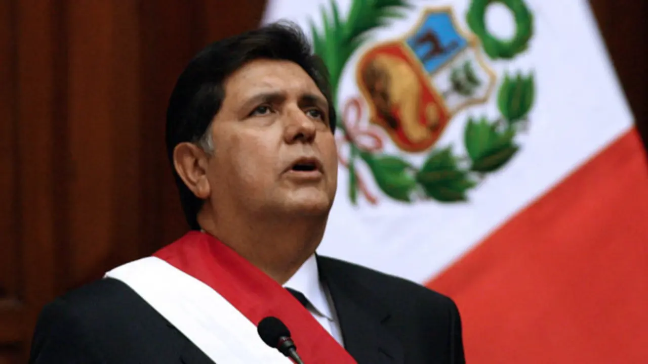 (FILES) In this file picture taken on July 28, 2006 Peru's newly President social democrat Alan Garcia sings the national anthem during his inauguration at the Congress in Lima. - Peru's former president Alan Garcia died on April 17, 2019 after shooting himself in the head at his home as police were about to arrest him in a sprawling corruption case, according to a member of his party. (Photo by Jaime RAZURI / AFP)
