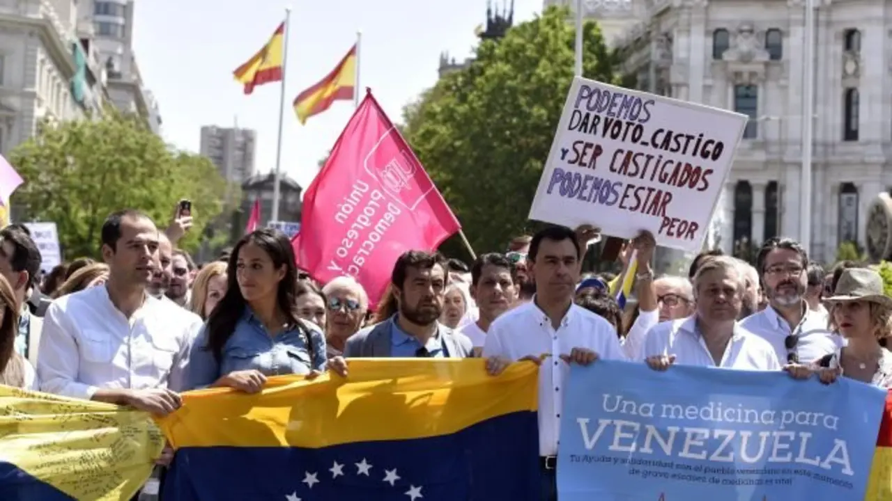 GRA127. MADRID, 22/05/2016.- El vicesecretario de Organización y Electoral del Partido Popular, Fernando Martínez-Maillo (c), durante su asistencia a la manifestación convocada por la representación de la Mesa de la Unidad Venezolana en Madrid. EFE/Fernando Villar