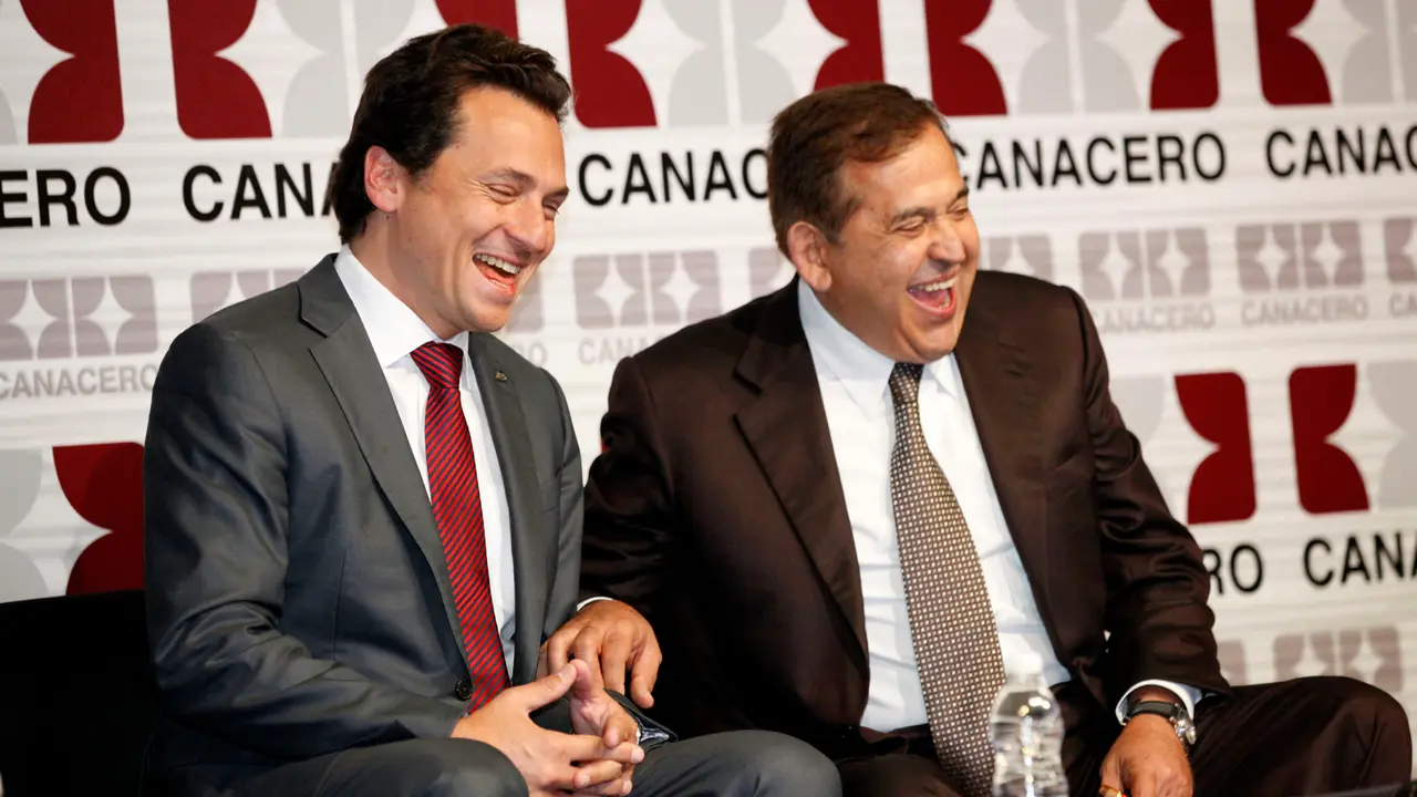 90528132. México, 28 May 2019 (Notimex-Javier Lira).- El exdirector de Pemex, Emilio Lozoya Austin, y Alonso Ancira, dueño de Altos Hornos de México, pasaron de formar parte de los altos círculos políticos y empresariales, a ser requeridos por la justicia debido a presuntos actos de corrupción por la empresa brasileña Odebrecht.
NOTIMEX/FOTO/ARCHIVO-NTX/JAVIER LIRA/JLO/CLJ/