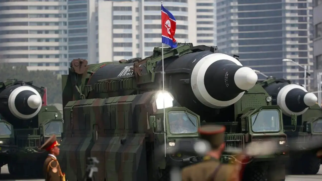 Los vehículos militares que transportan misiles, según expertos misiles intercontinentales KN-08, durante el desfile militar de Corea del Norte en la Plaza Kim Il Sung en Pyongyang. Foto/ EFE