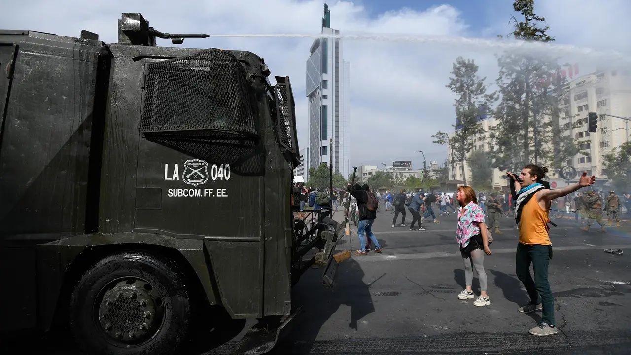 91019139. Santiago, 19 Oct 2019 (Notimex-Xinhua).- En los últimos días, miles de chilenos se han enfrentado a los Carabineros en diversas protestas en contra de la medida gubernamental del alza de precios al trasporte público. Santiago, Chile, 19 de octubre de 2019.
NOTIMEX/FOTO/NTX-XINHUA/COR/JORGE VILLEGAS/WAR/